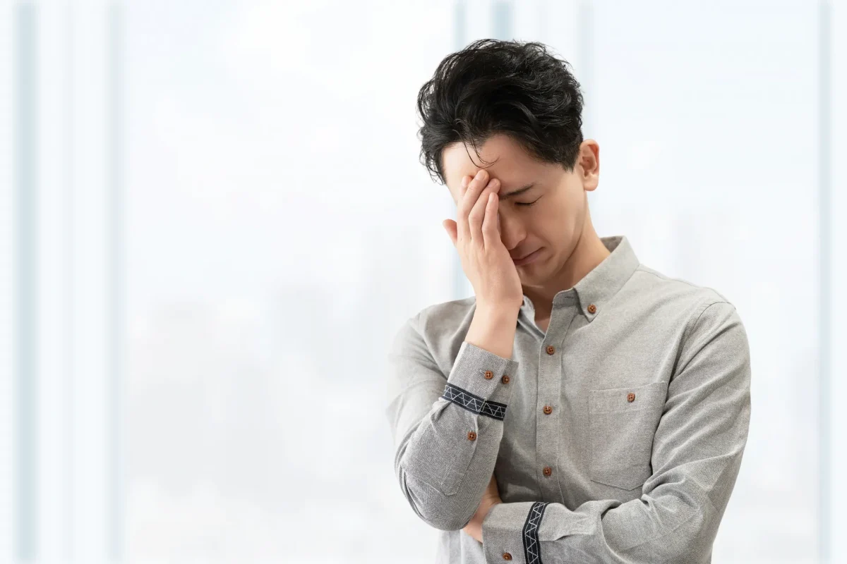 風邪で頭痛だけ治らないのはなぜ？熱が引いた後の痛みの正体と受診目安