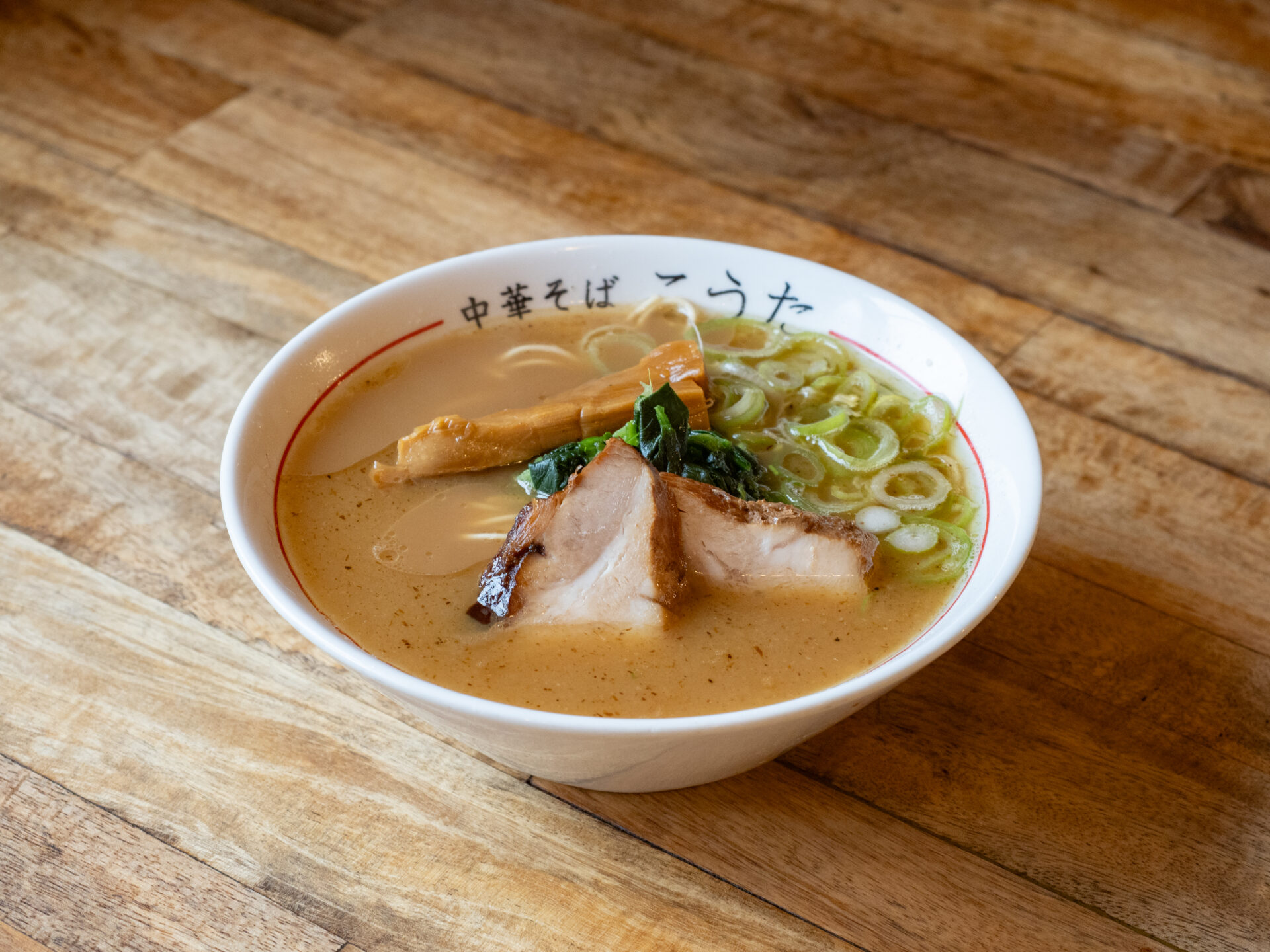 なぜ大行列？札幌「中華そばこうた」濃厚スープと無料ゆで卵の真相を徹底解説