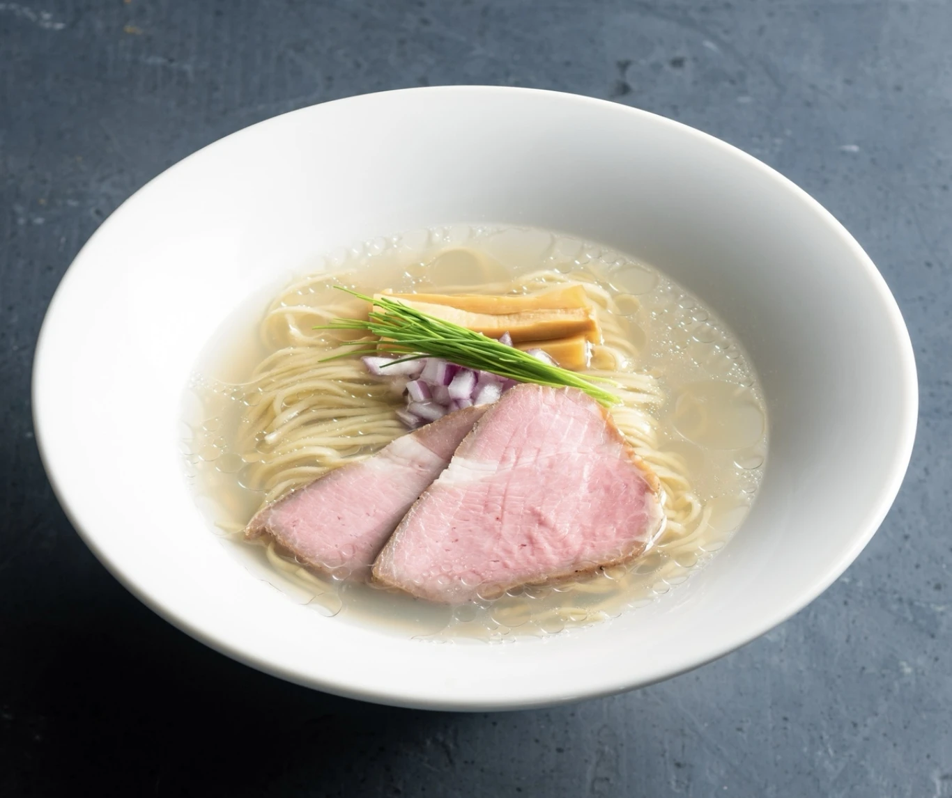 2026年、ラーメン界を揺るがす「淡麗系の極致」—ミシュランを魅了したしじみ出汁の絶対王者、その進化と現在地