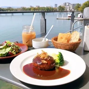 水辺の特等席で味わう福岡の今。新生「ロイヤル ガーデン カフェ 大濠 公園」が仕掛ける、2026年ローカルフードの新たな挑戦