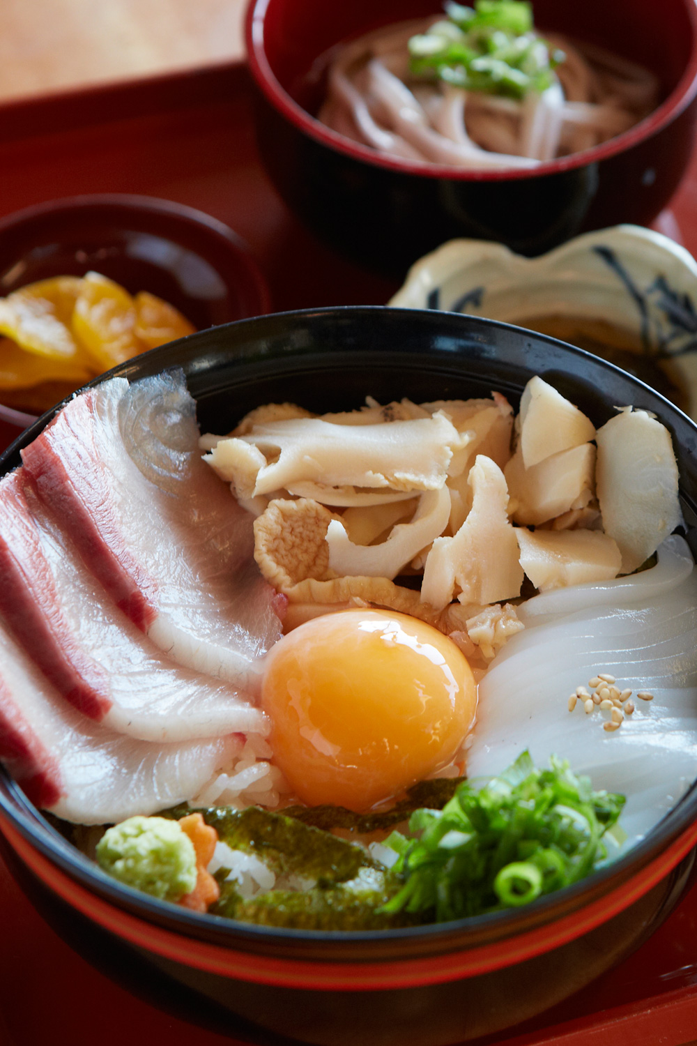 昭和レトロの逆襲：なぜ2026年、伝説の「つるや食堂」に世界中の美食家が押し寄せるのか？