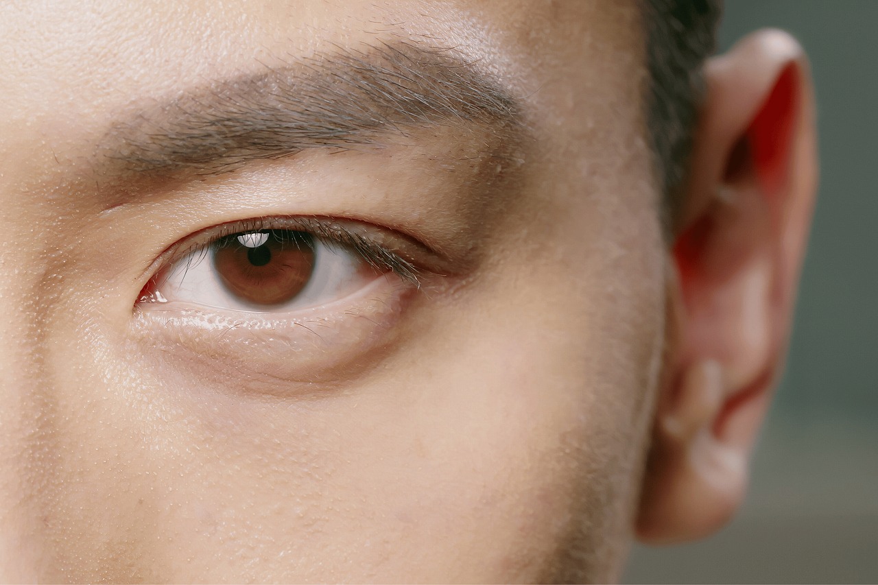 眉毛が薄い男の印象激変！原因の真相から自然に濃く見せる改善法まで
