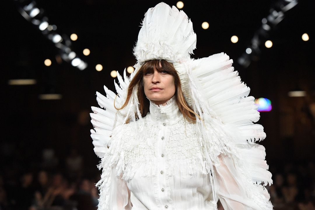 Feather Trains, Sequin Fringe, and Scarf Ties: the Wildest 2026 Emmys Fashion Moments