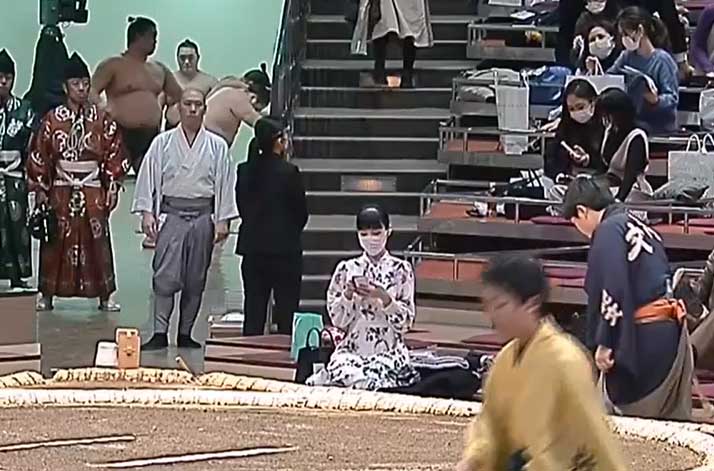 大相撲中継の溜席に佇む美女の正体とは？Snsで話題の素顔に迫る