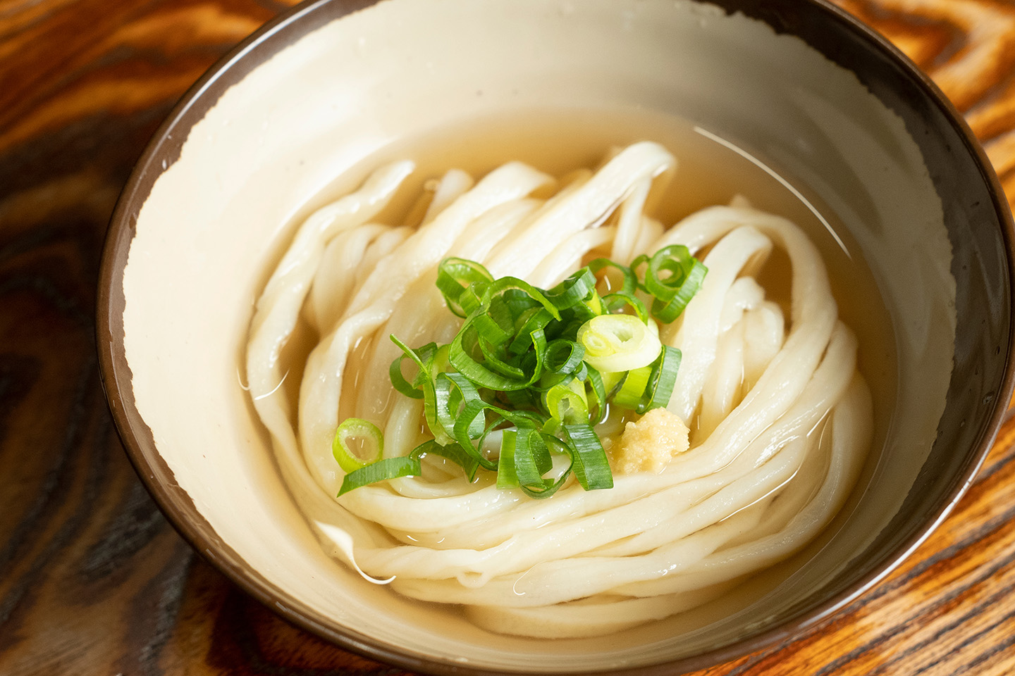 昭和の薪窯が紡ぐ奇跡の一杯——2026年、なぜ「山内うどん」は世界中の美食家を惹きつけ続けるのか