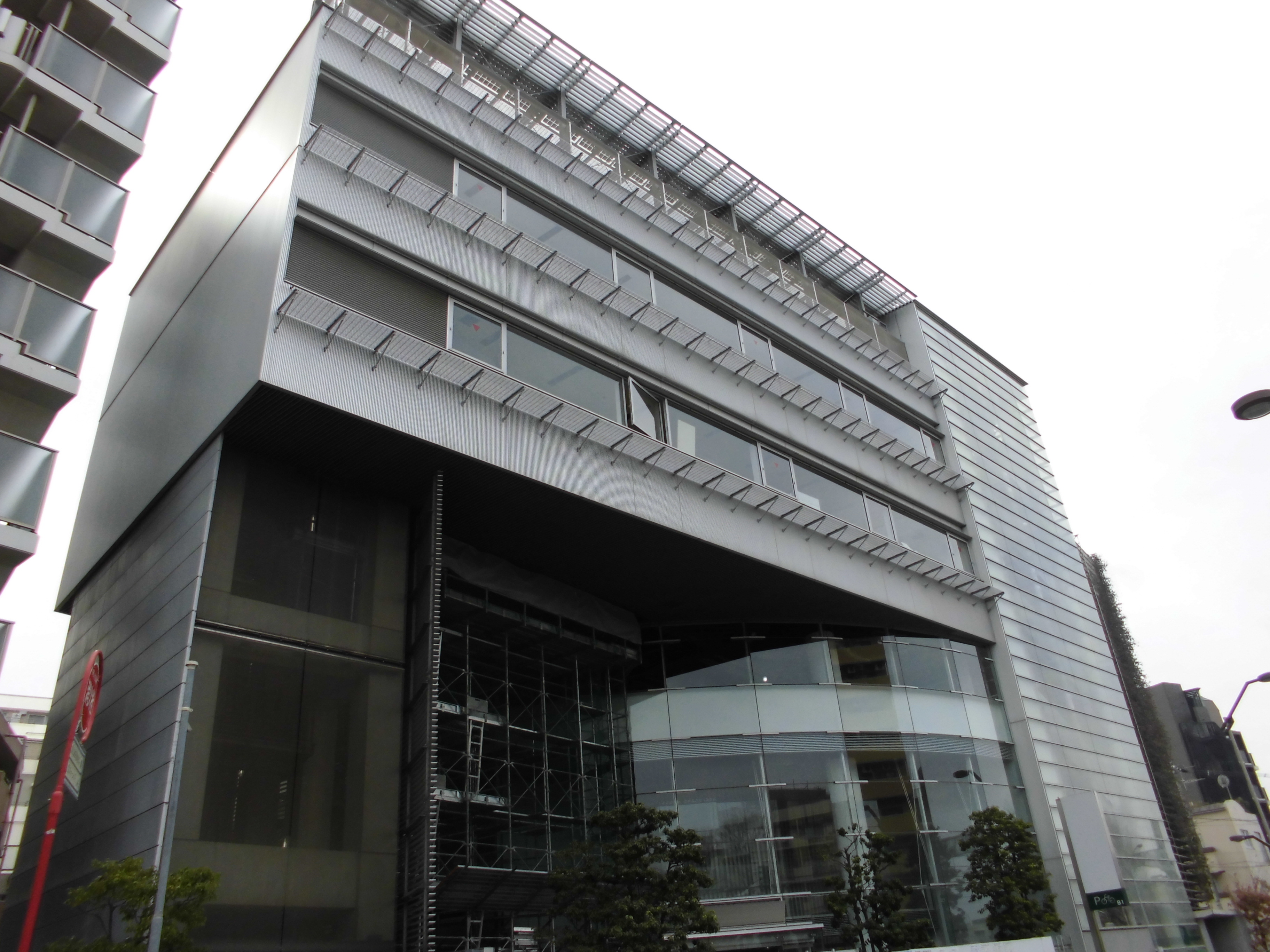 車を擦った修理代の相場は？部位別の費用やディーラーの価格差を暴く