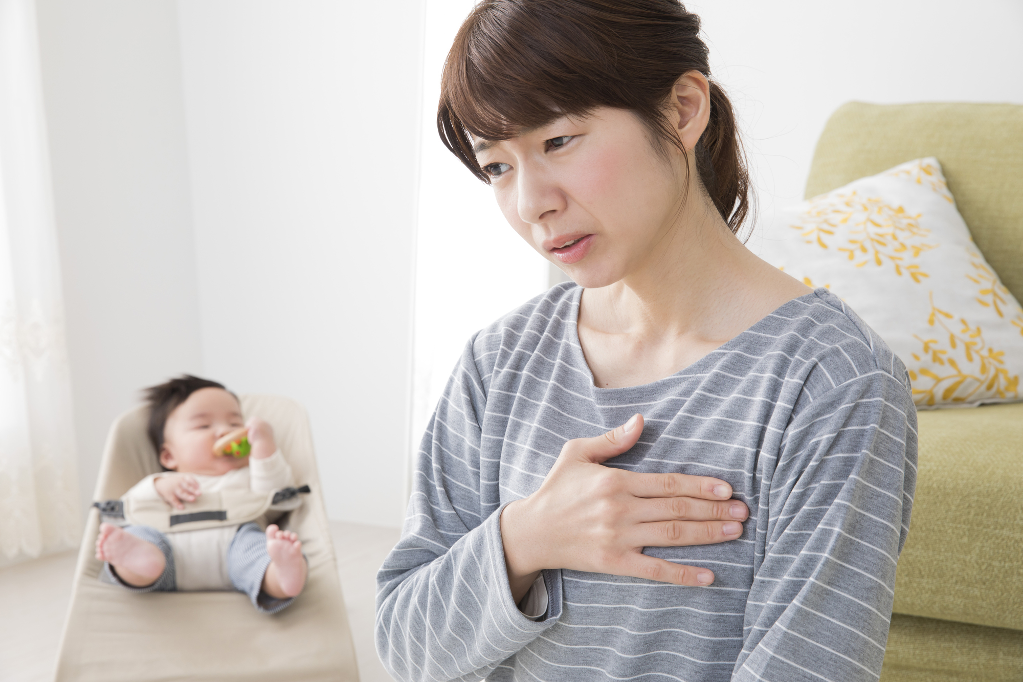 くしゃみで胸が痛い原因は？肋骨のヒビから危険な病気まで徹底解説