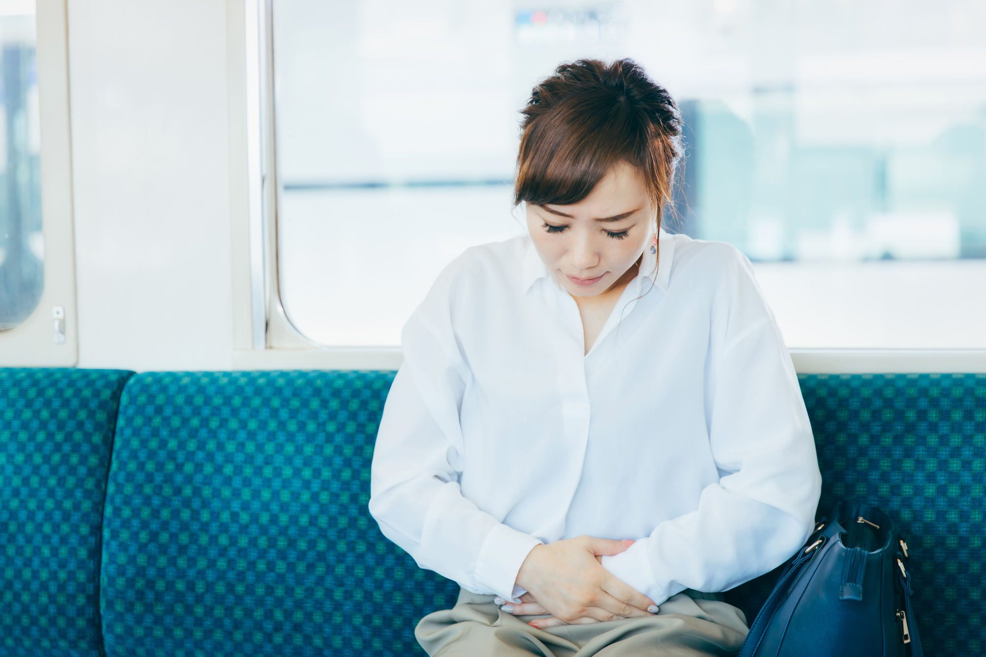 電車に乗ると突然の腹痛…なぜ？原因と即効で抑える2026年最新対策