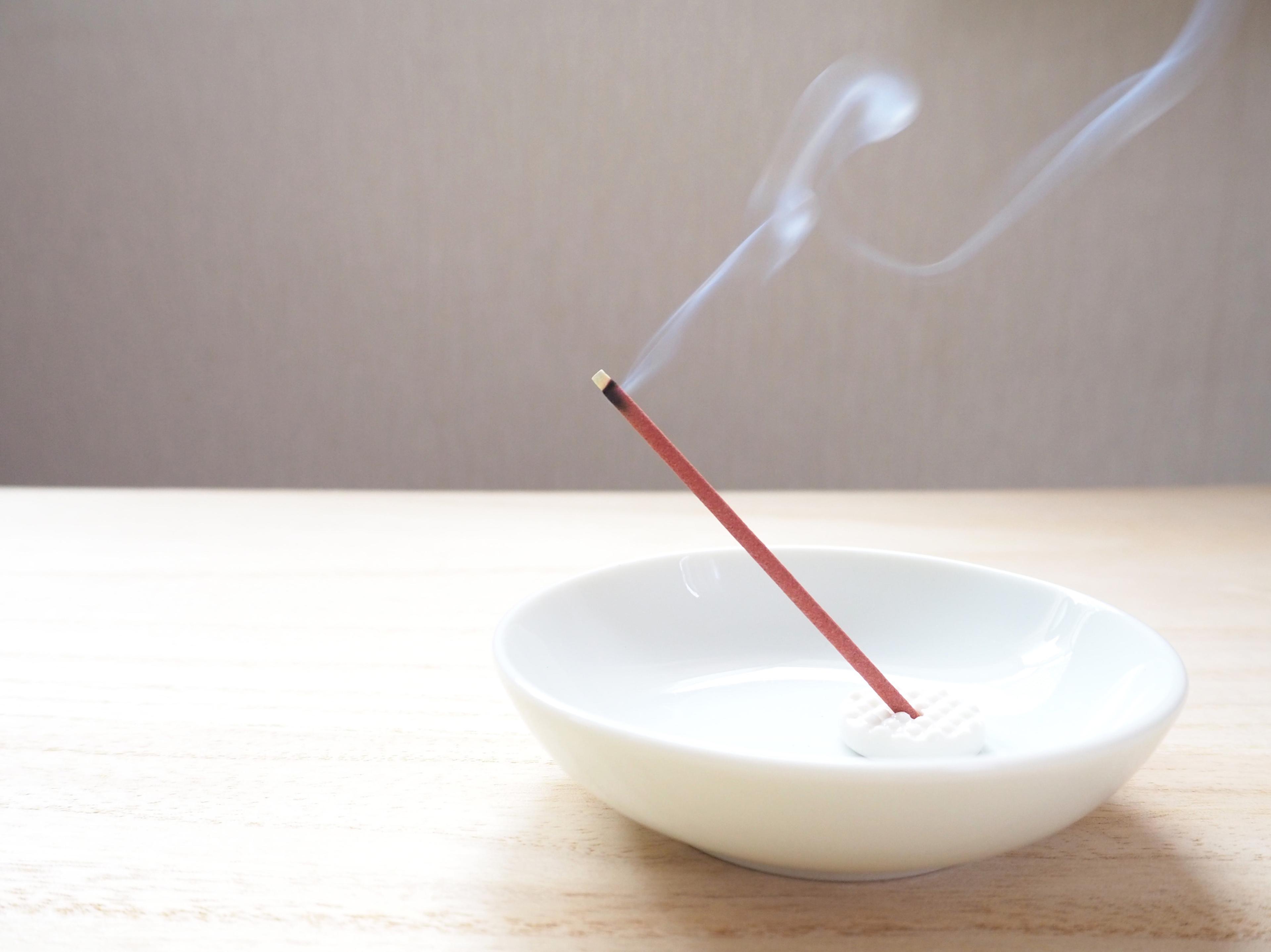 お香を焚く効果とスピリチュアルな意味とは？部屋の浄化と正しい作法