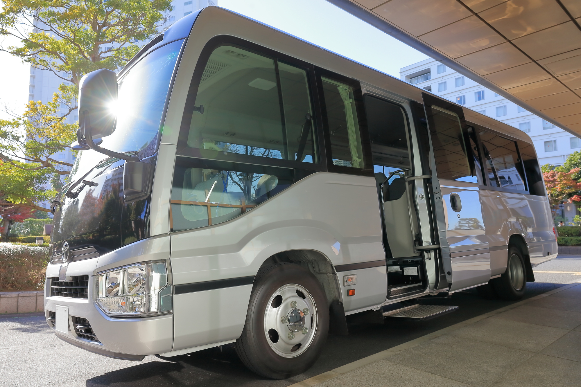 マイクロバスは中型免許で乗れる？8T限定の落とし穴と解除費用