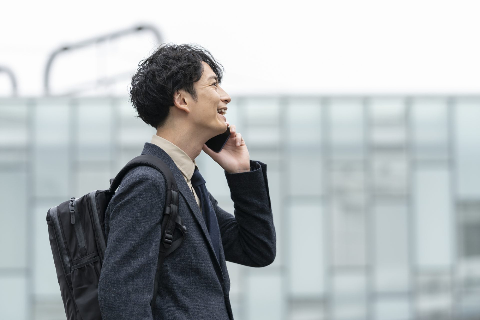 スーツにリュックはおかしい？ダサいと言われる理由と2026年のマナー正解