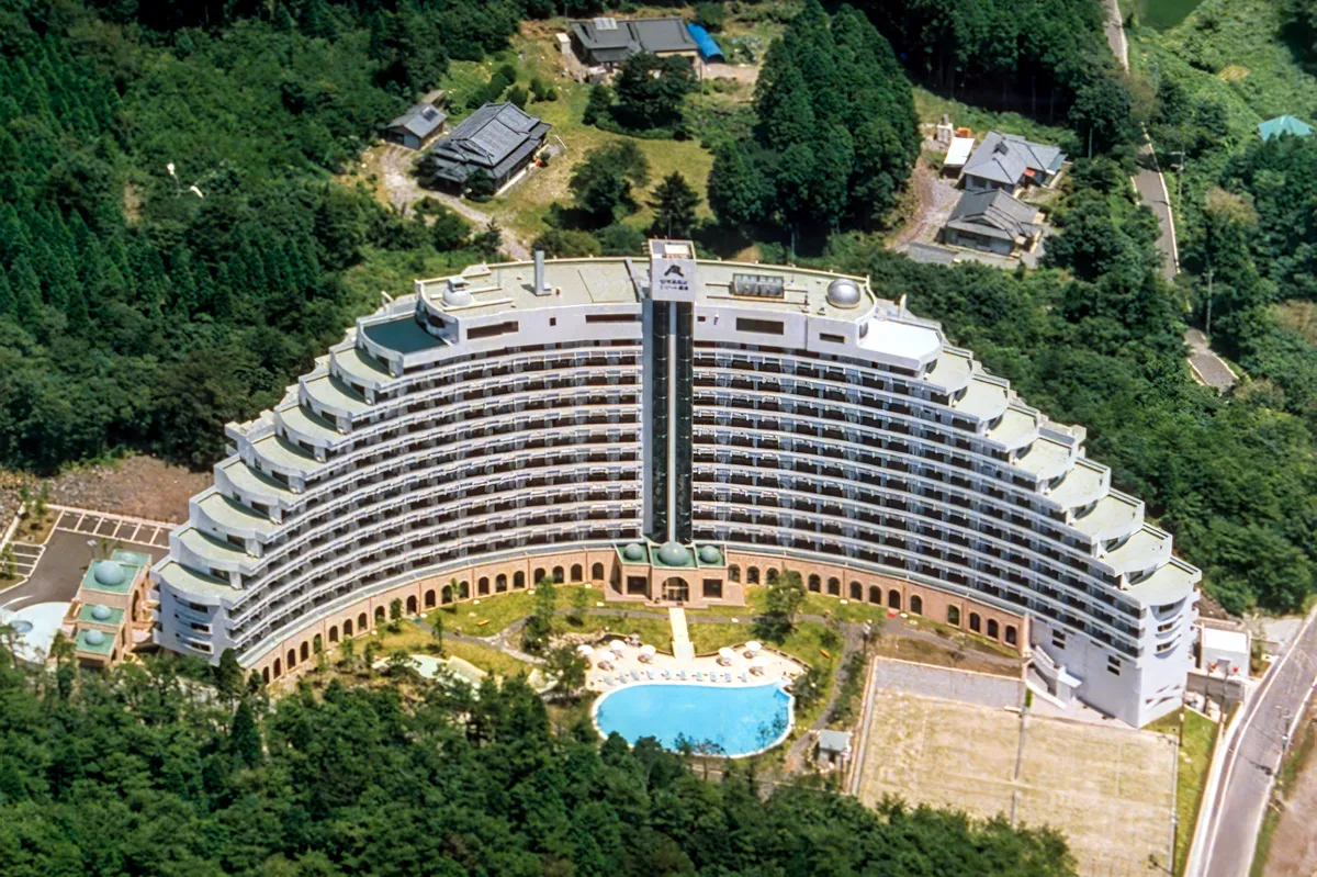 廃墟と囁かれるロマネスクリゾート霧島の現在｜競売と管理費の真相