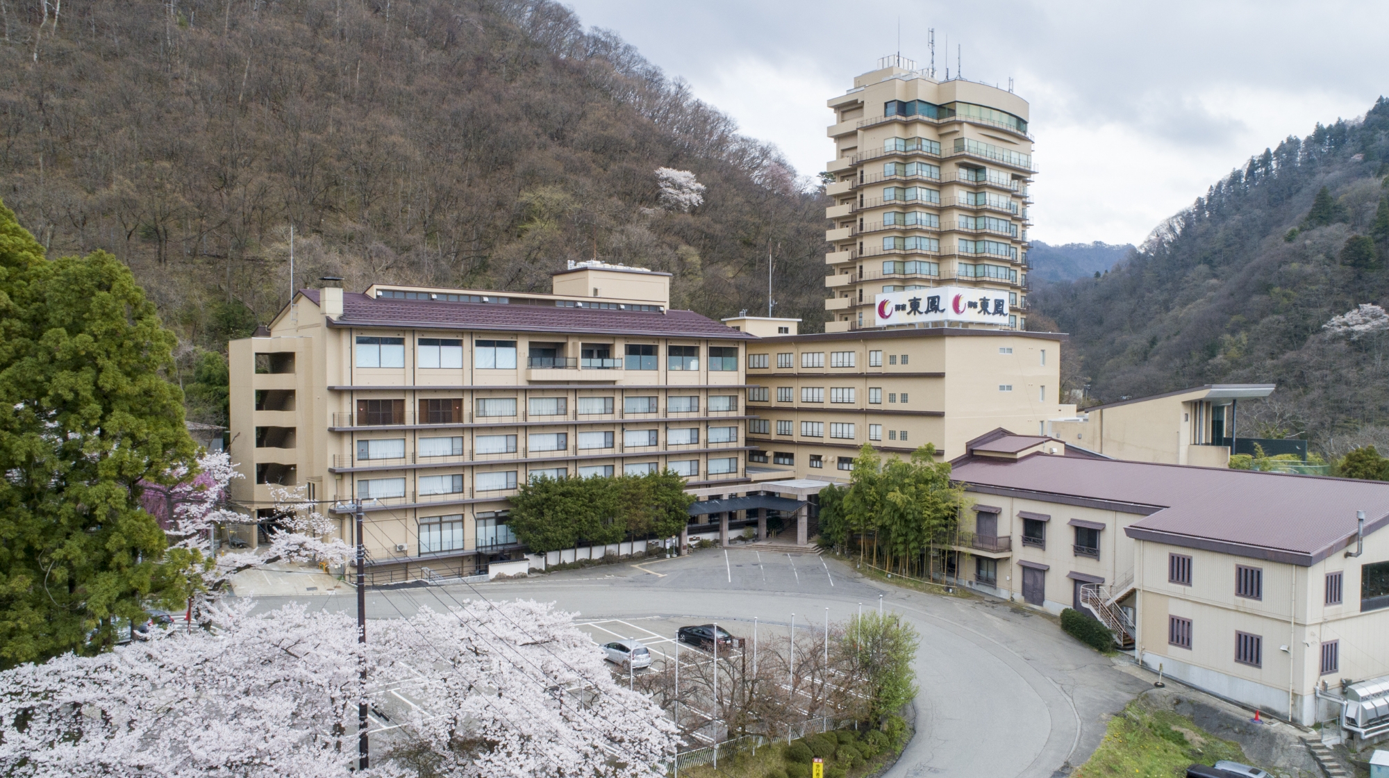 東山温泉御宿東鳳の評判を徹底検証！絶景露天とバイキングの真価