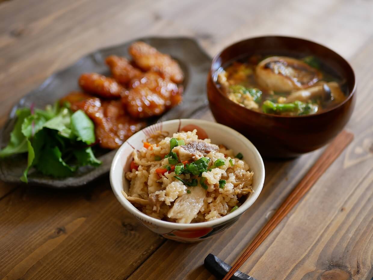 炊き込みご飯のおかず完全攻略！味被りを防ぐ主菜・副菜の黄金比