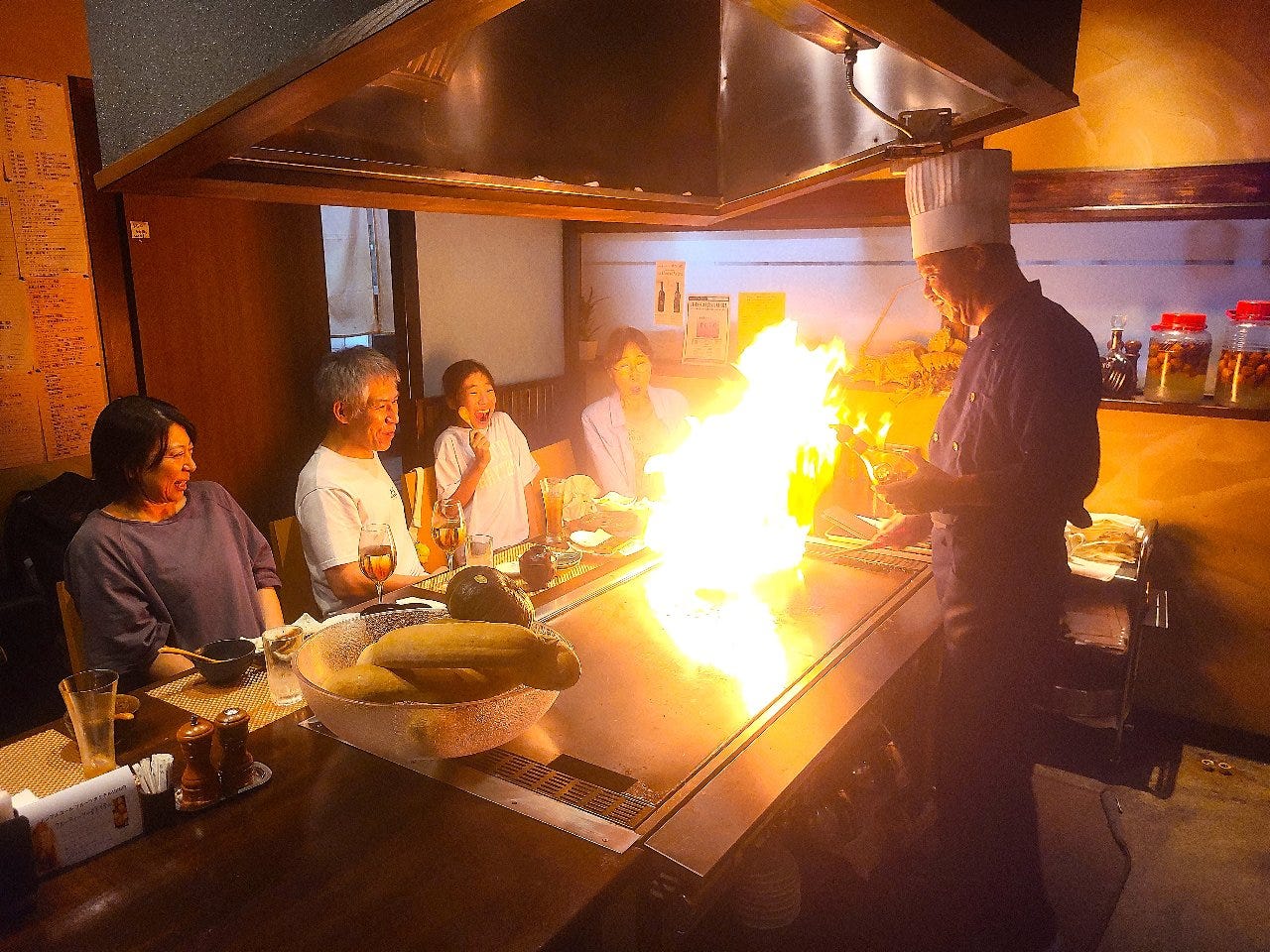 新宿で予約殺到！串焼Bistro福みみの絶品串とワイン人気の真相