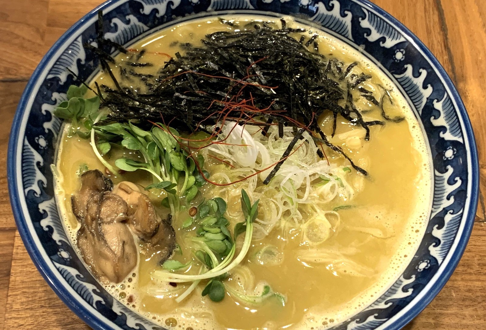 海のミルクが丼で炸裂！進化する牡蠣ラーメンの熱狂と名店の全貌
