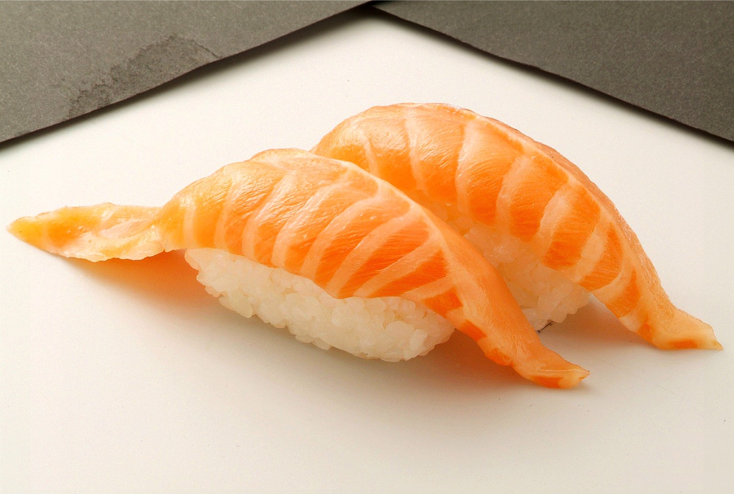 回転寿司サーモン人気の秘密｜江戸前にない理由と味の違いを徹底解説