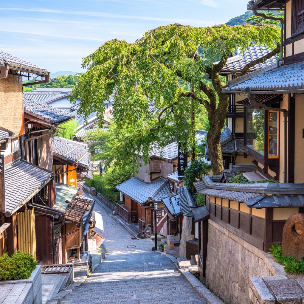 京都・三年坂で転ぶと死ぬ？産寧坂の迷信と名前の由来を徹底検証