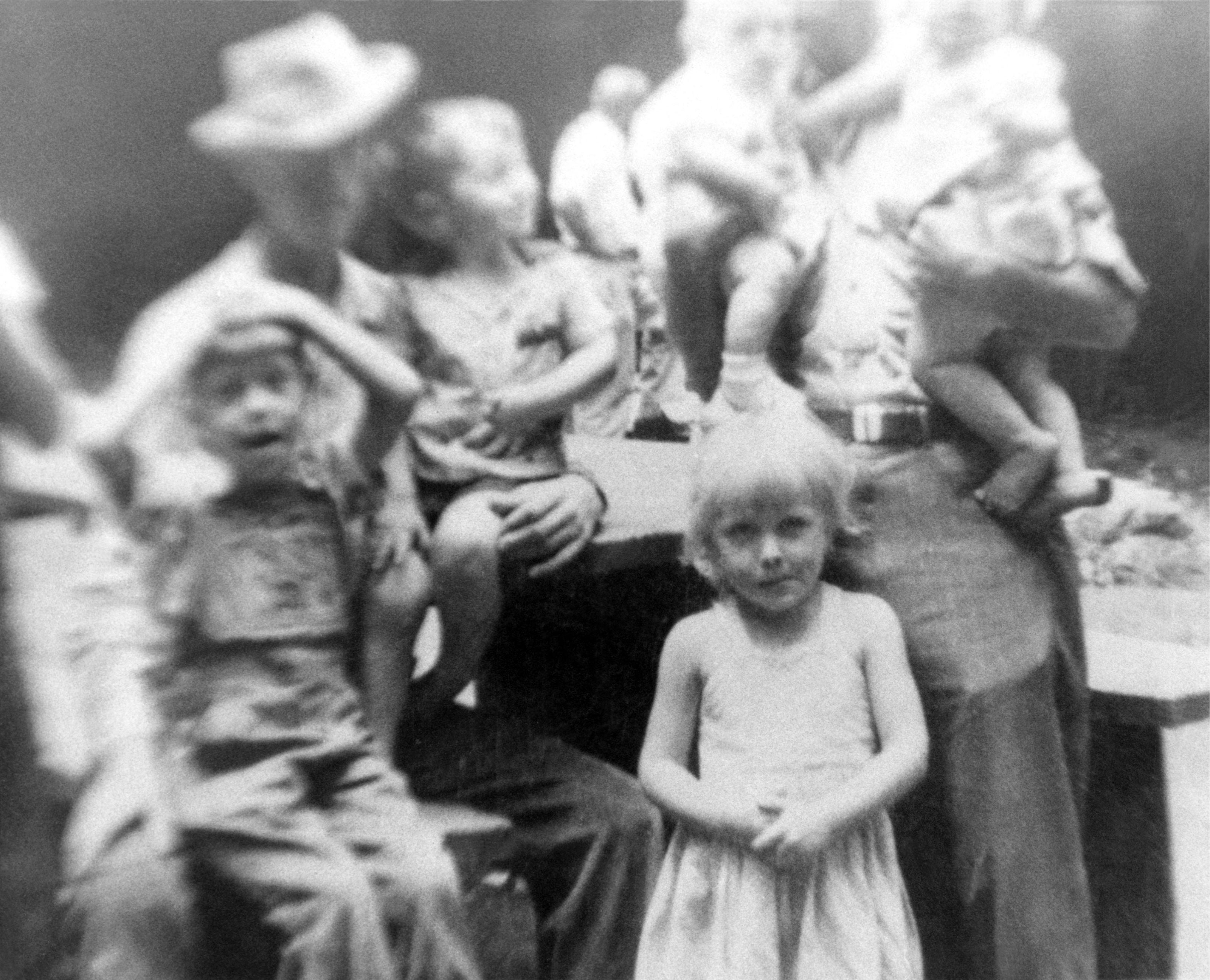 Remembering Dolly Parton’s Childhood in a Large, Impoverished Family
