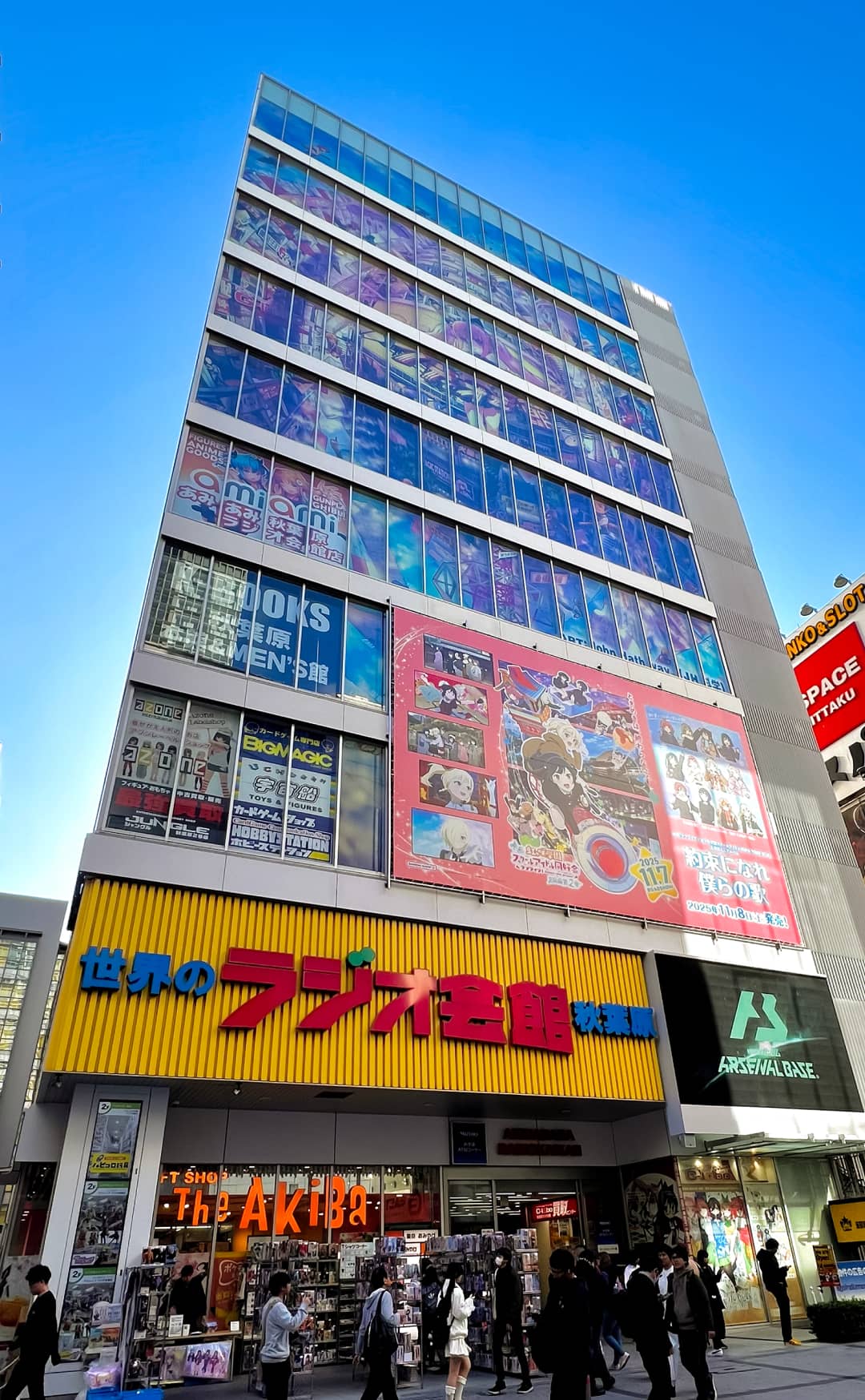 【2026年最新ルポ】秋葉原の象徴「ラジオ会館」が変貌させる世界のサブカル経済：なぜイエローの老舗ビルは今なお世界中のファンを引き寄せるのか