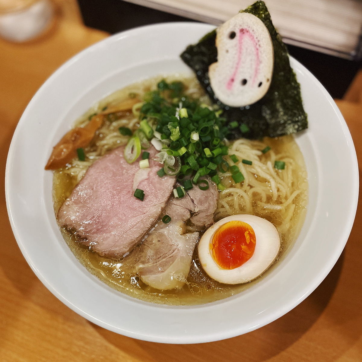 すすきの名店「麺屋すずらん」深夜行列の真相と黄色いスープを解剖