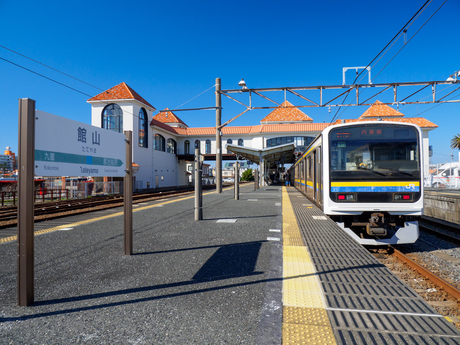 館山駅は電車か高速バスか？2026年最新ダイヤと駅周辺名店の真相