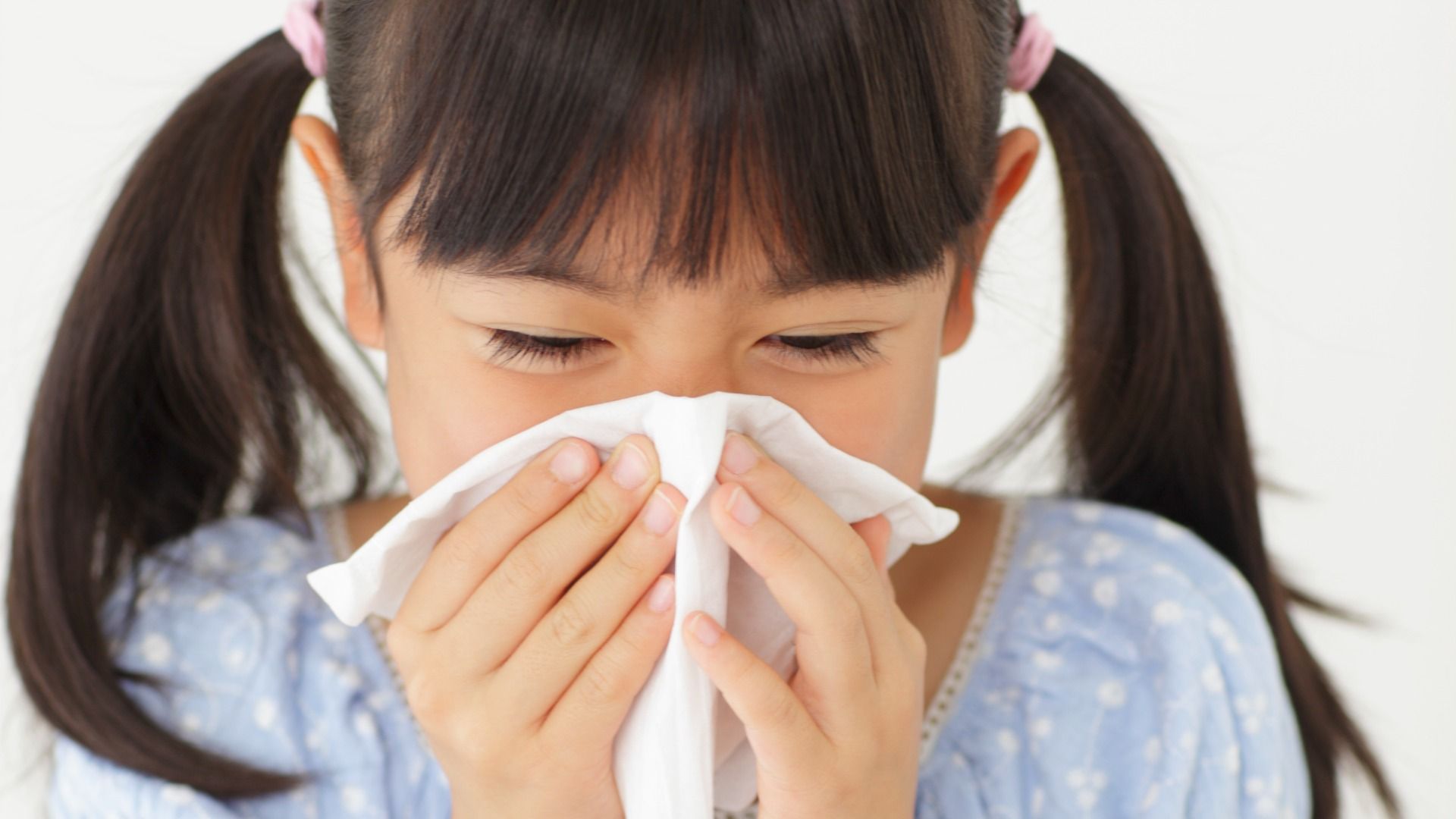 鼻をかんだら耳が痛いのはなぜ？鼓膜損傷を防ぐ応急処置と受診基準