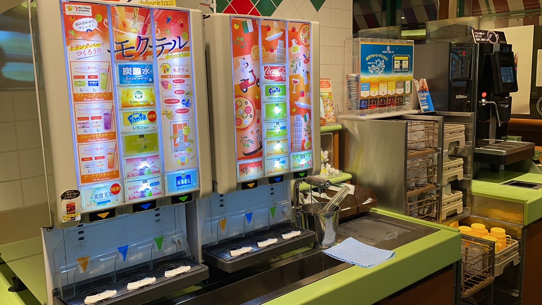 ファミレスドリンクバー徹底攻略！最新マシン比較と最強裏技