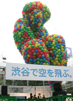渋谷の空を染める奇跡。19歳天才クリエイターが放つ「感情可視化アート」に世界が熱狂する理由