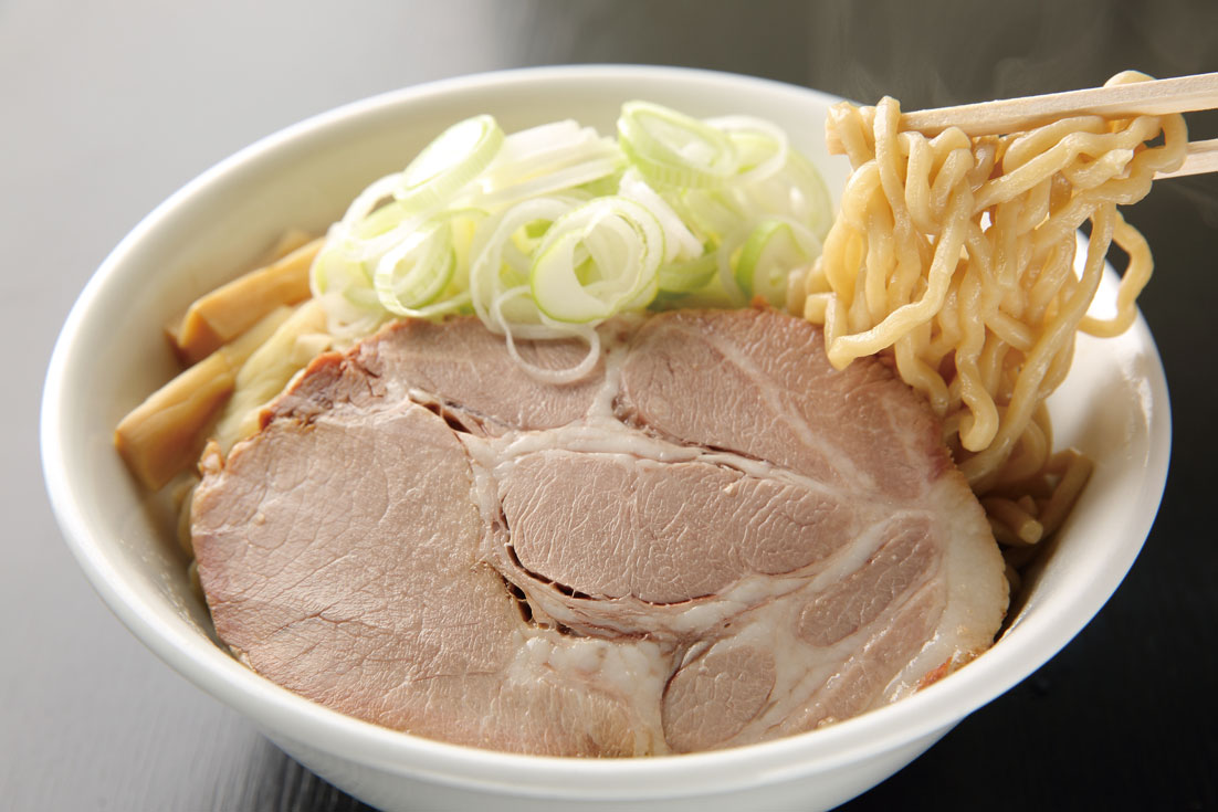 二代目高橋商店の行列の真相！巨大豚と極太麺が魅せる山形最強の一杯