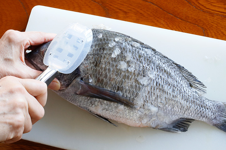 台所を汚さず魚が激変！プロ直伝の飛び散らないうろこ取り術