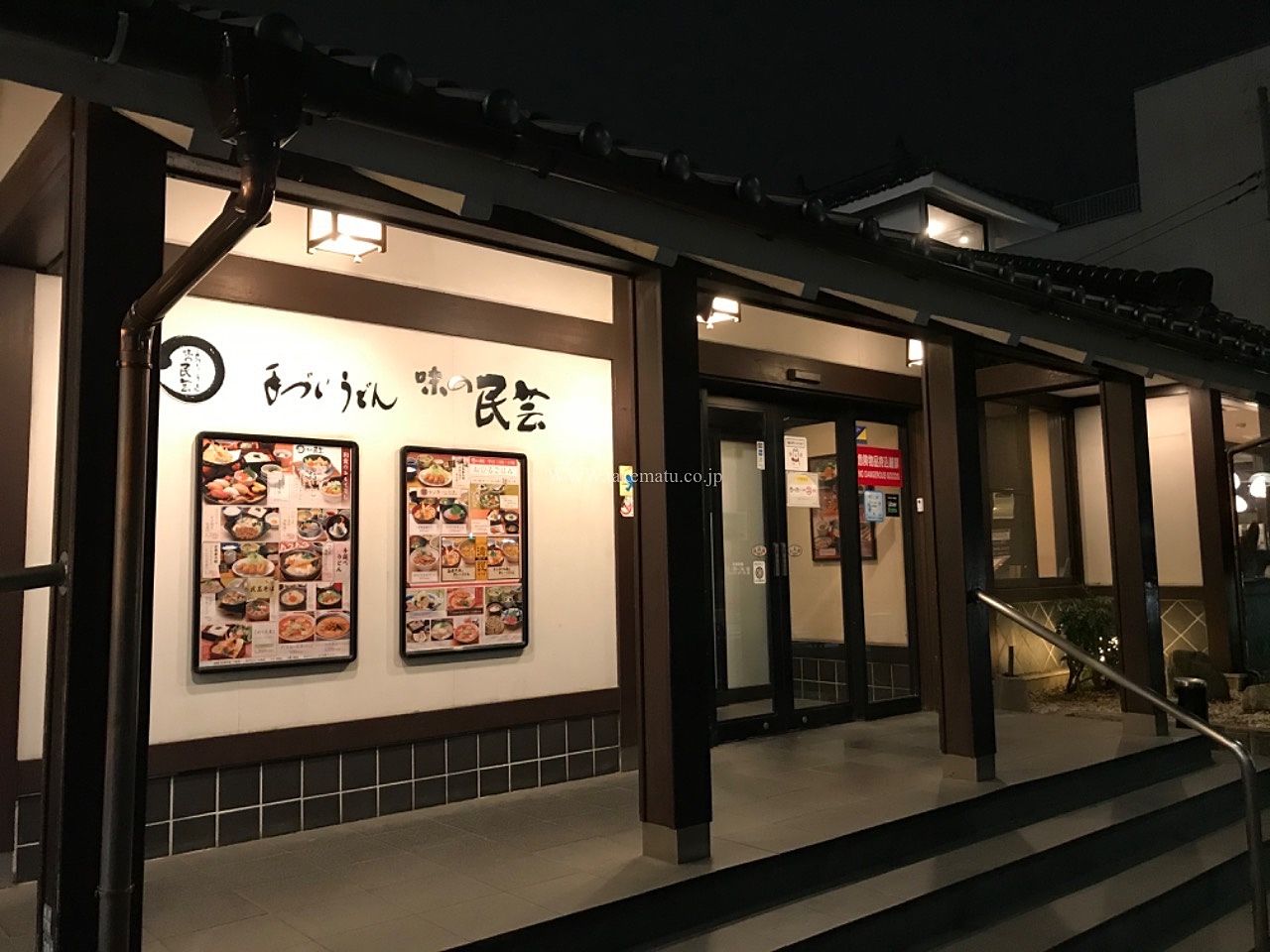 居酒屋離れで急増！ファミレス飲みが呑兵衛を魅了する真相と最新コスパ