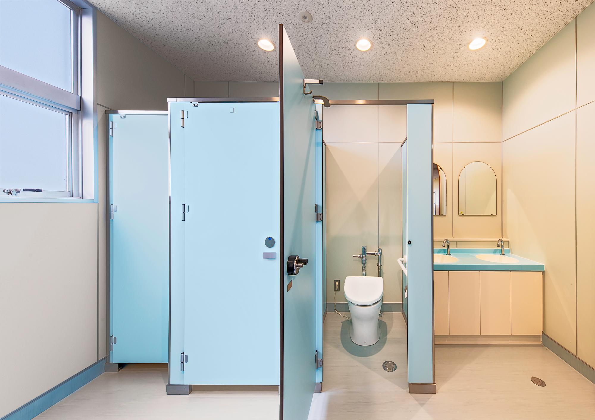 変わる学校トイレの現在地！洋式化とジェンダー配慮で揺れる現場